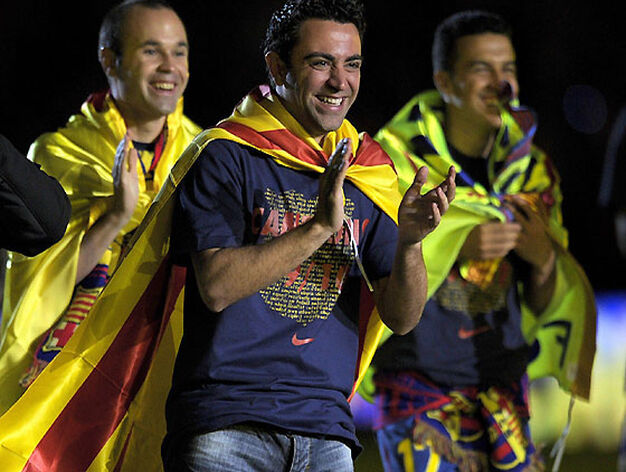 El Barcelona cumpli&oacute; los pron&oacute;sticos y con su goleada (4-0) ante el Valladolid en el Camp Nou logr&oacute; el t&iacute;tulo de Liga.

Foto: EFE / Reuters / AFP Photo