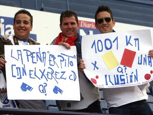 Imagen de unos aficionados del Xerez posando con carteles en los que mostraban la ilusi&oacute;n que ten&iacute;an antes del encuentro.

Foto: Juan Carlos Toro