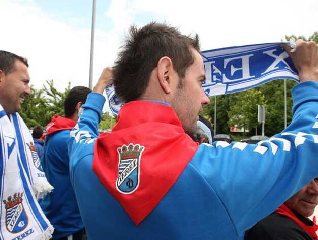 Numerosos xerecistas lucieron el pa&ntilde;uelo de San Ferm&iacute;n con el escudo del Xerez gol. 

Foto: Juan Carlos Toro