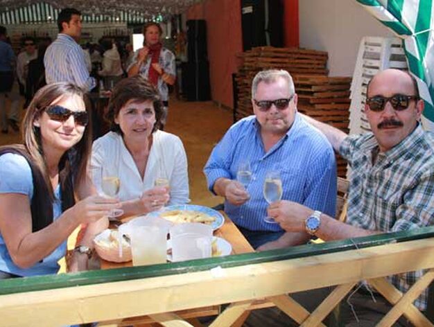 Carmelo Navarro Careaga con su mujer y sus cu&ntilde;ados en la caseta Amigos de Diario disfrutando de la feria

Foto: Fito Carreto