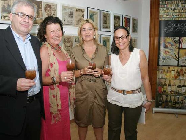 Roberto Amillo junto a Paz Ivison, Rosa Rodr&iacute;guez y la mujer del coleccionista, Angelines Cabello.  

Foto: Vanesa Lobo