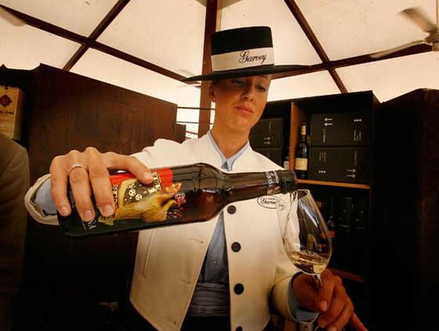 Una azafata de Garvey sirve una copa de un vino especialmente etiquetado por un dise&ntilde;ador.

Foto: Pascual