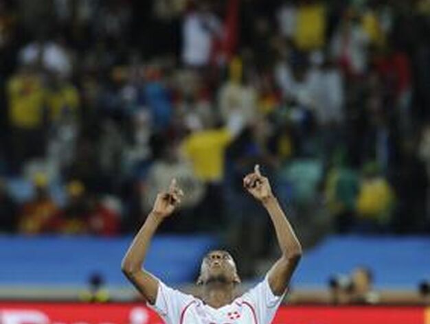 Fernandes mira al cielo despu&eacute;s de marcar a Espa&ntilde;a. / Reportaje gr&aacute;fico: EFE, Reuters, AFP