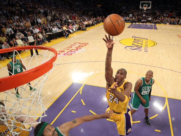 Los Angeles Lakers se alzaron con su decimosexto anillo tras vencer a Boston Celtics (83-79) en el s&eacute;ptimo partido de la final de la NBA.

Foto: Agencias