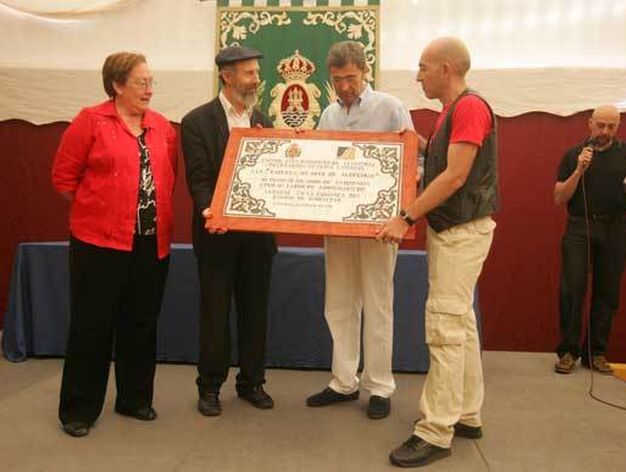 El director y el jefe de estudios de la Escuela de Arte reciben el reconocimiento por su centenario de manos del alcalde y de la delegada de Feria y Fiestas

Foto: J.M.Q.