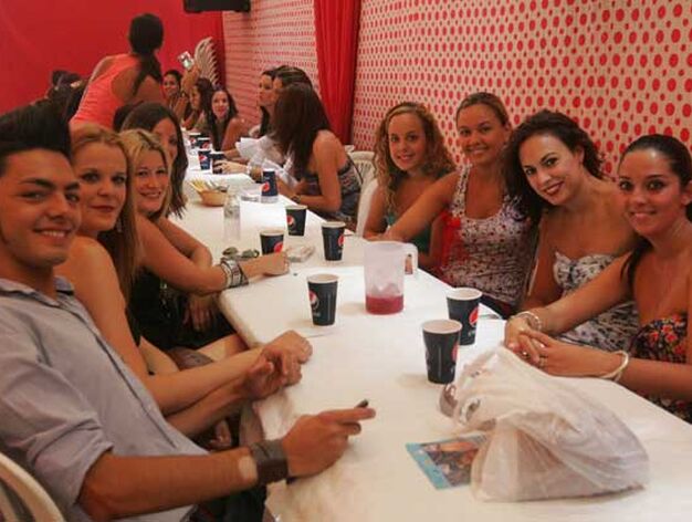 Un grupo de chicas disfrutan del d&iacute;a de la mujer en el Real

Foto: J.M.Q.