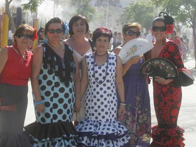 Un grupo de mujeres vestidas de gitana en las calles del Real

Foto: J.M.Q.
