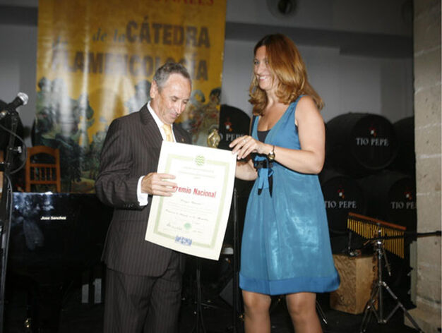 M&ordf; &Aacute;ngeles Carrasco entrega el premio a Clavel

Foto: Pascual