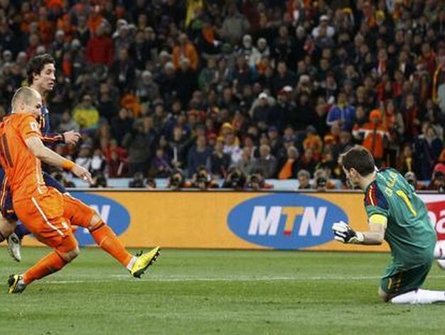 Casillas para un mano a mano a Robben. / Reuters