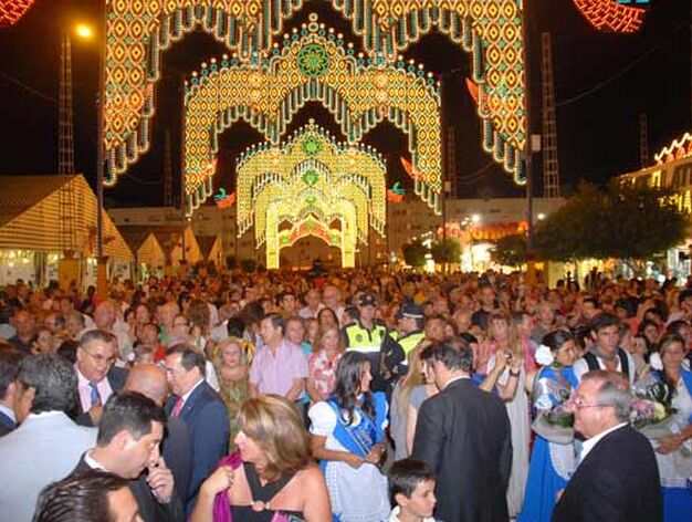 El alumbrado y el izado de las banderas de los pa&iacute;ses iberoamericanos dio comienzo a la Feria del Carmen y de la Sal

Foto: Rioja-Nuria Reina