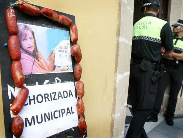 Los trabajadores municipales reivindicaron el cobro &iacute;ntegro de sus salarios con una 'chorizada' frente al Ayuntamiento

Foto: Vanesa Lobo