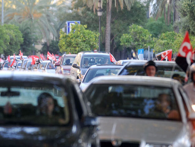 Una caravana formada por 60 coches y con los empleados municipales a bordo, recorri&oacute; las principales calles de Jerez para exigir el pago del resto de las n&oacute;minas

Foto: Manuel Aranda