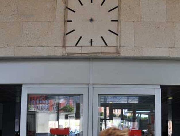 El reloj que hay a la entrada de la estaci&oacute;n no tiene manilllas

Foto: Manuel Aranda