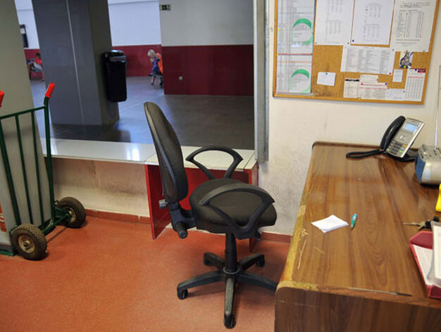 La oficina y el mobiliario de los empleados de la estaci&oacute;n est&aacute; tambi&eacute;n sucia y en mal estado

Foto: Manuel Aranda