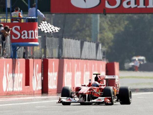 Alonso entra en meta. / Reuters