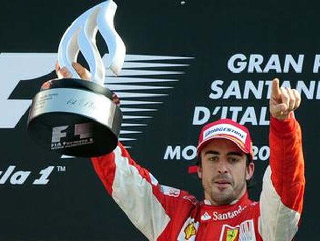 Fernando Alonso refuerza su candidatura al Mundial tras ganar en Monza. / AFP