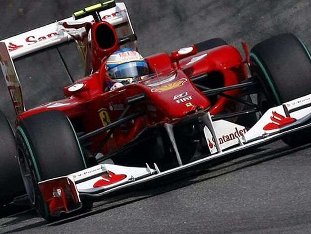 Fernando Alonso refuerza su candidatura al Mundial tras ganar en Monza. / AFP
