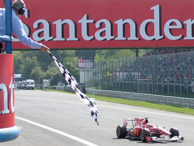 Fernando Alonso refuerza su candidatura al Mundial tras ganar en Monza. / EFE