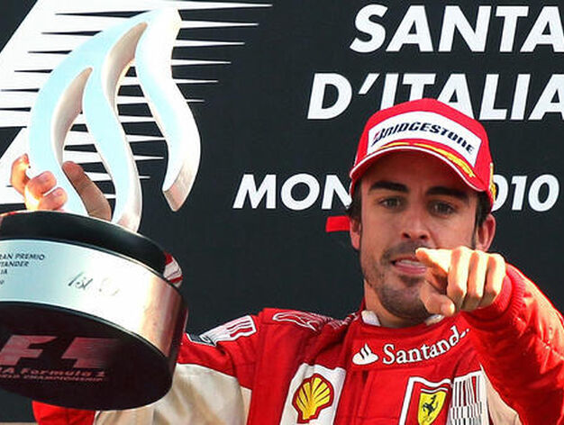Fernando Alonso levanta el trofeo de campe&oacute;n del Gran Premio de Italia. / EFE