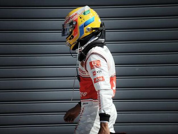 Hamilton se marcha de la pista tras abandonar. / AFP
