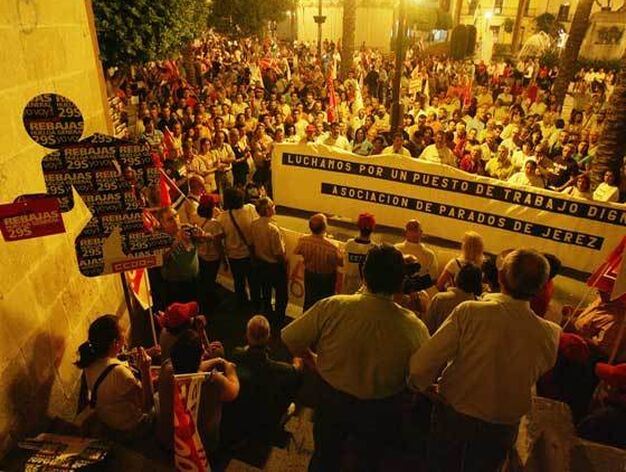 La manifestaci&oacute;n que puso fin a la jornada de huelga reuni&oacute; a unas tres mil personas en su recorrido, que finalizo en la plaza del Arenal. 

Foto: Manuel Aranda