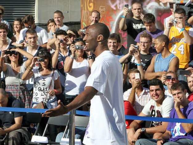 Kobe Bryant sonr&iacute;&eacute; durante el partido de exhibici&oacute;n en una cancha callejera del Raval. / EFE