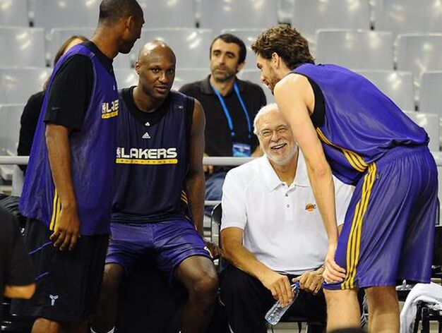 Los Lakers preparan su partido de la gira europea de la NBA frente al Regal Barcelona. / AFP