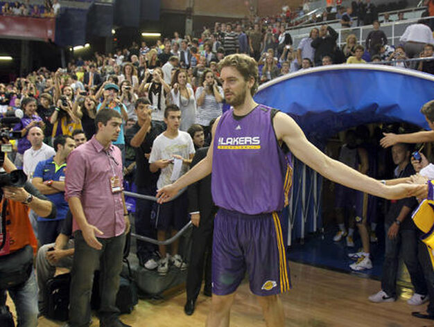 Los Lakers preparan su partido de la gira europea de la NBA frente al Regal Barcelona. / EFE