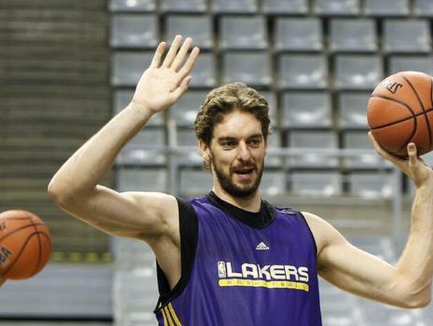 Los Lakers preparan su partido de la gira europea de la NBA frente al Regal Barcelona. / Reuters