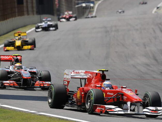 Alonso rueda por delante de Hamilton tras adelantarlo en las primeras vueltas. / EFE