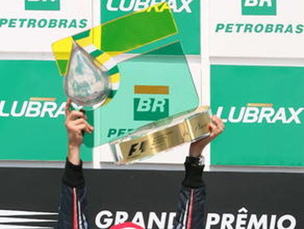 Vettel gana en Interlagos por delante de Webber y Alonso. / AFP