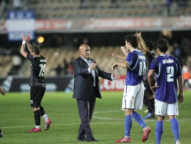 El t&eacute;cnico del Recre sale a saludar a los jugadores del Xerez al finalizar el partido. 

Foto: Pascual