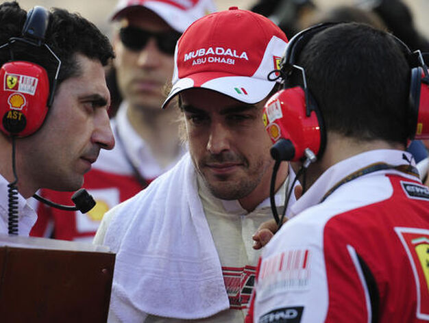 Fernando Alonso habla con su equipo antes de la carrera de Abu Dhabi.

Foto: AFP Photo