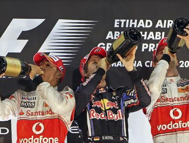 Lewis Hamilton, Sebastian Vettel y Jenson Button, en el podio de Abu Dhabi.

Foto: EFE