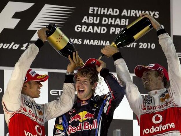 Sebastian Vettel celebra en Abu Dhabi su t&iacute;tulo mundial con Lewis Hamilton y Jenson Button.

Foto: Reuters