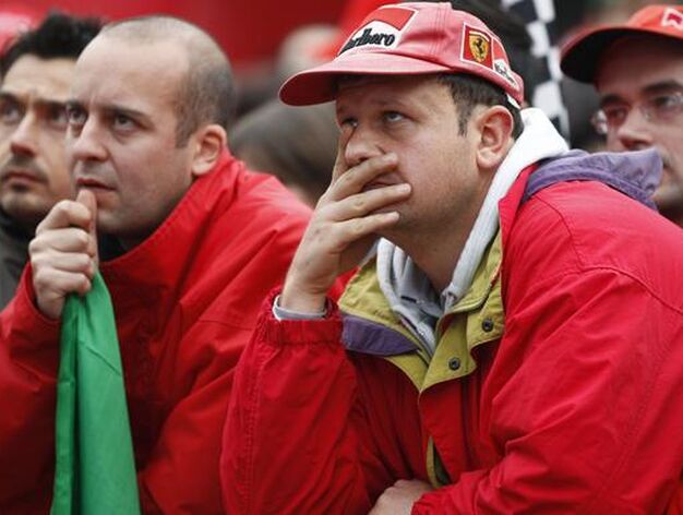 Seguidores de Ferrari, tras la derrota de Fernando Alonso a manos de Sebastian Vettel.

Foto: Reuters