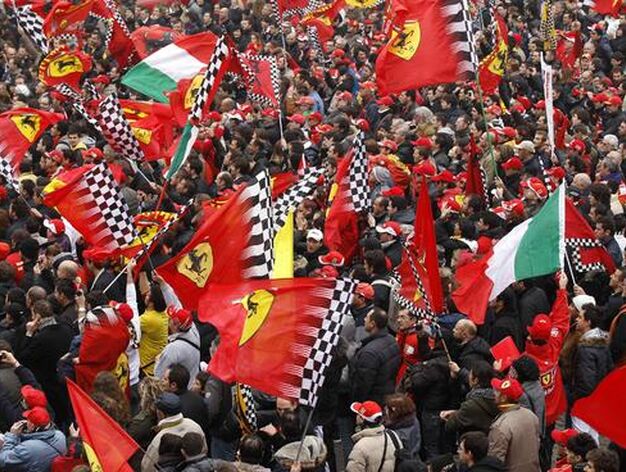 Seguidores de Ferrari en Maranello (Italia).

Foto: Reuters