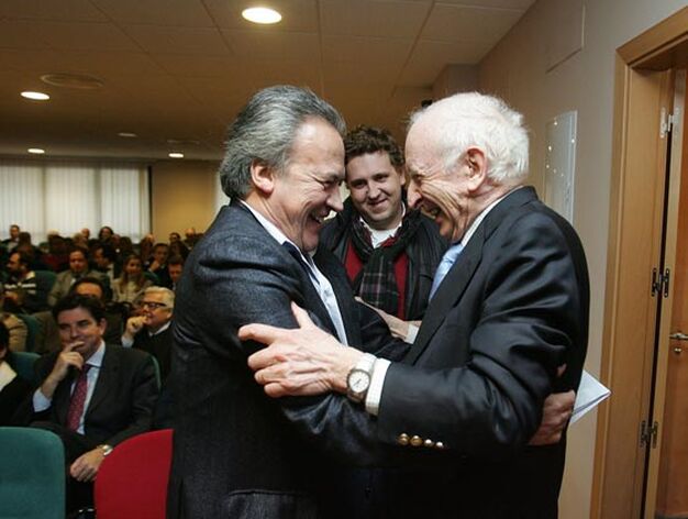 El ex alcalde Pedro Pacheco saluda efusivamente a Leopoldo Abad&iacute;a.

Foto: Pascual