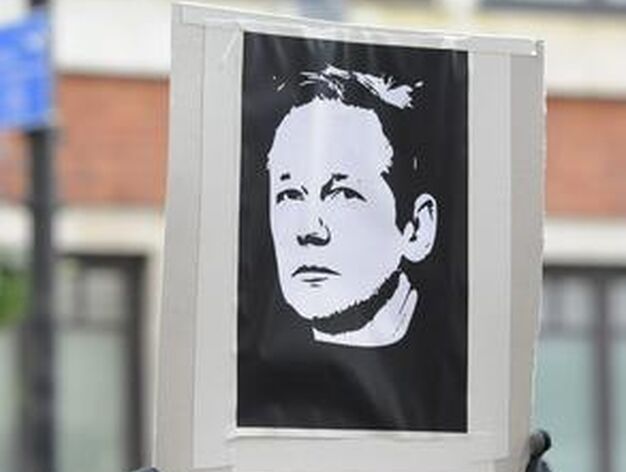 La polic&iacute;a del Reino Unido detiene al fundador de Wikileaks, Julian Assange. / EFE
