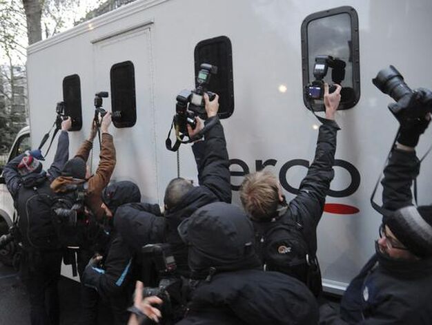 Los fot&oacute;grafos tratan de sacar una imagen de Assange a su salida del tribunal.