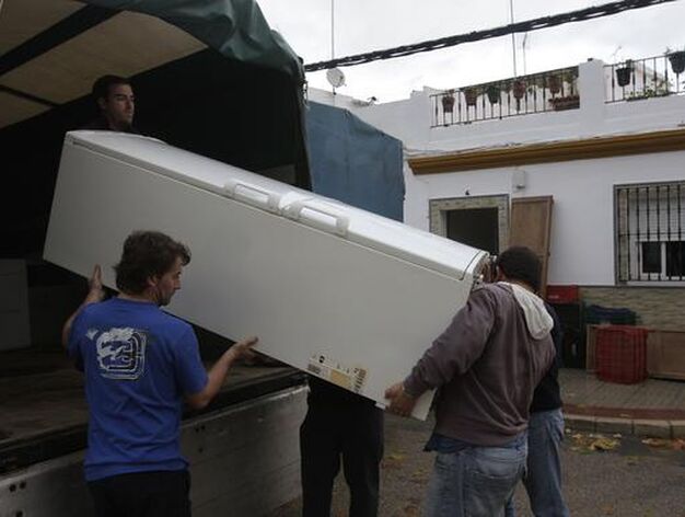 Los vecinos de Lora del R&iacute;o intentan salvar algunos electrodom&eacute;sticos de las inundaciones. 

Foto: Jos&eacute; &Aacute;ngel Garc&iacute;a