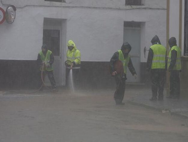 Vecinos de Constantina intentan sacar el barro de las casas afectadas por la inundaci&oacute;n. 

Foto: Jos&eacute; &Aacute;ngel Garc&iacute;a