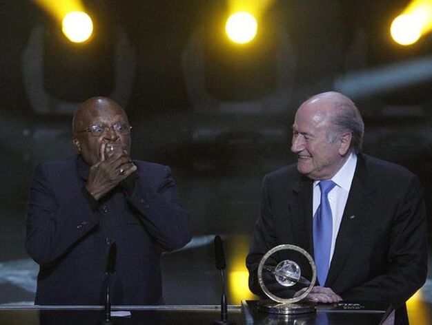 Desmond Tutu recibe de manos de Joseph Blatter el FIFA Presidential Award 2010.

Foto: Reuters