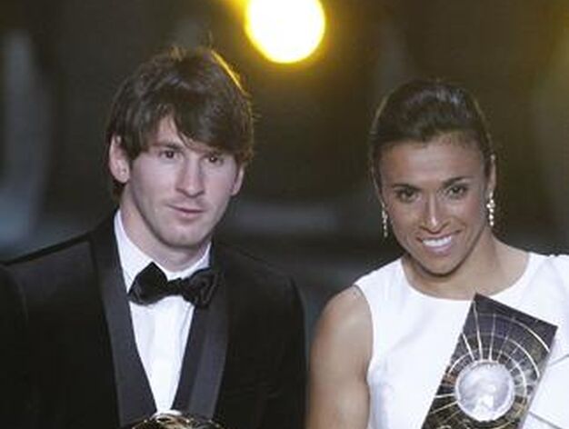 Leo Messi y la brasile&ntilde;a Marta posan con sus respectivos trofeos.

Foto: Reuters