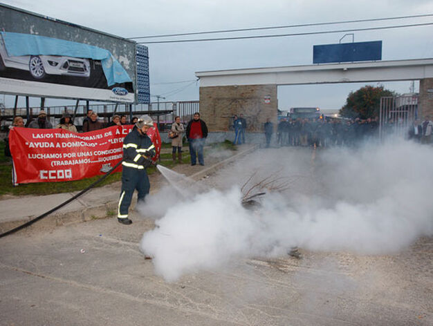Trabajadoras de Acasa, apoyadas por algunas compa&ntilde;eras de Limasa impiden durante cuatro horas la salida de los autobuses urbanos como protesta al impago de las n&oacute;minas

Foto: Juan Carlos Toro