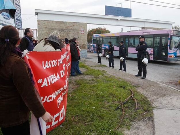 Trabajadoras de Acasa, apoyadas por algunas compa&ntilde;eras de Limasa impiden durante cuatro horas la salida de los autobuses urbanos como protesta al impago de las n&oacute;minas

Foto: Juan Carlos Toro