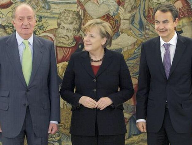 El rey don Juan Carlos Recibe en Zarzuela a Zapatero y Merkel.

Foto: Efe