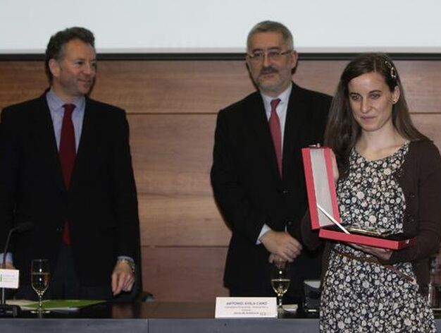 La ganadora del concurso, Clara de Miguel, ante el consejero de Econom&iacute;a.

Foto: J.C. V&aacute;zquez Y J.A. Garc&iacute;a