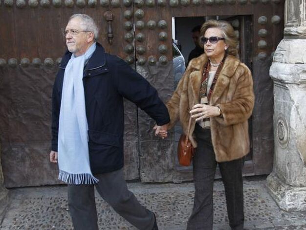 El ex alcalde de Sevilla Alejandro Rojas Marcos junto a su mujer.

Foto: Antonio Pizarro