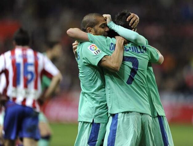 Los jugadores del Barcelona abrazan a Villa tras el gol. / Reuters